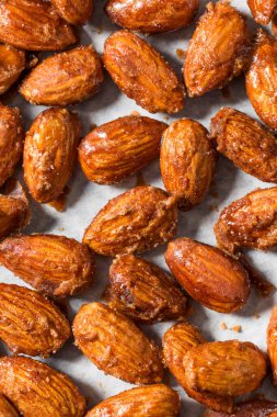 Ev yapımı karamelli tarçınlı badem yemeye hazır.