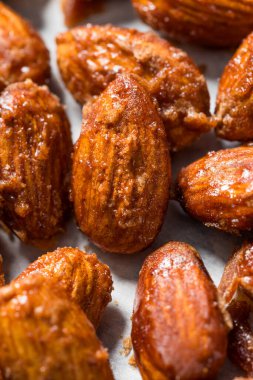 Ev yapımı karamelli tarçınlı badem yemeye hazır.