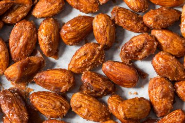 Ev yapımı karamelli tarçınlı badem yemeye hazır.