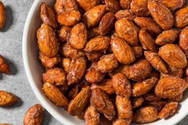 Ev yapımı karamelli tarçınlı badem yemeye hazır.