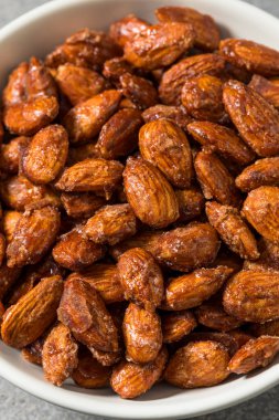 Ev yapımı karamelli tarçınlı badem yemeye hazır.