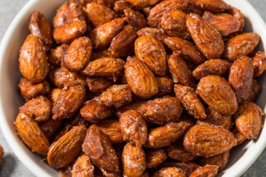 Ev yapımı karamelli tarçınlı badem yemeye hazır.