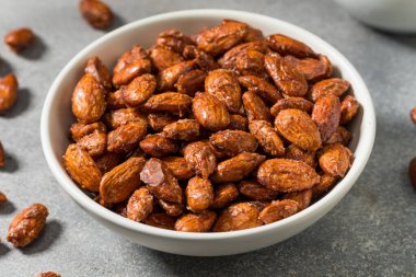 Ev yapımı karamelli tarçınlı badem yemeye hazır.