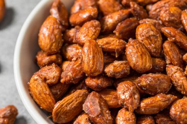 Ev yapımı karamelli tarçınlı badem yemeye hazır.