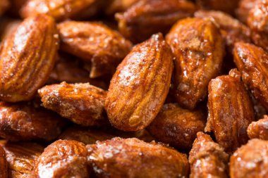 Ev yapımı karamelli tarçınlı badem yemeye hazır.