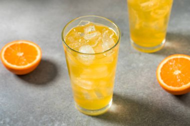 Tatlı Kabarcıklı Portakallı Gazoz Bir Bardakta