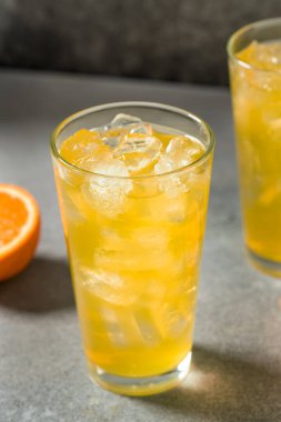 Tatlı Kabarcıklı Portakallı Gazoz Bir Bardakta