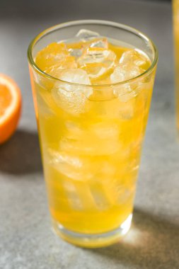 Tatlı Kabarcıklı Portakallı Gazoz Bir Bardakta