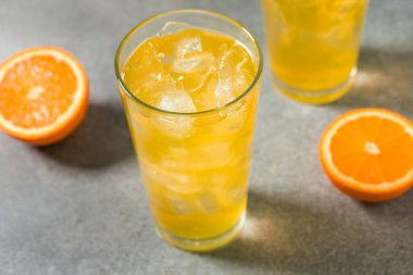 Tatlı Kabarcıklı Portakallı Gazoz Bir Bardakta