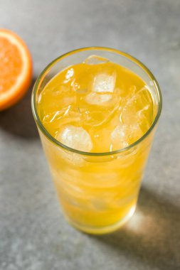 Tatlı Kabarcıklı Portakallı Gazoz Bir Bardakta