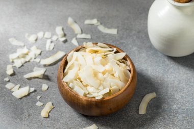 Organik Beyaz Parça Hindistancevizi Yemek Kasesinde