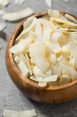 Organik Beyaz Parça Hindistancevizi Yemek Kasesinde