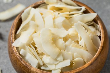 Organik Beyaz Parça Hindistancevizi Yemek Kasesinde