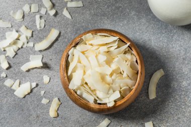 Organik Beyaz Parça Hindistancevizi Yemek Kasesinde