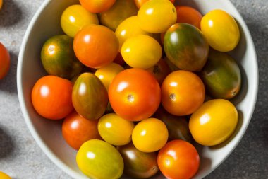 Organik Renkli Aile Yadigarı Kiraz Domatesleri Pişirmek İçin Bir Kase İçinde