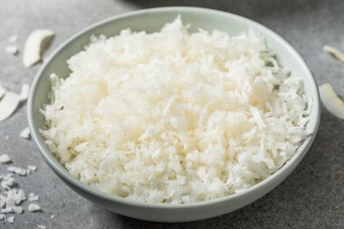 Tatlandırılmış Hindistan cevizi parçacıkları ve şeker kasesi.