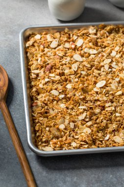 Kâsede Kahvaltı İçin Ev Yapımı Organik Badem Gevreği