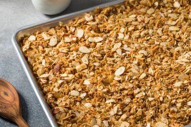 Kâsede Kahvaltı İçin Ev Yapımı Organik Badem Gevreği