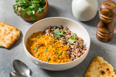 Hint ev yapımı hindistancevizi mercimek körisi ve pilav.