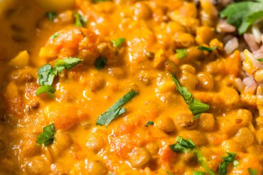 Hint ev yapımı hindistancevizi mercimek körisi ve pilav.