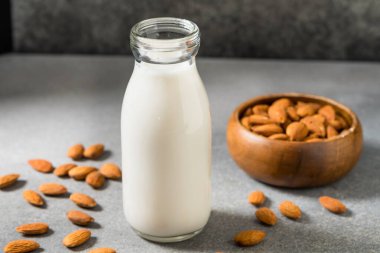 Sağlıklı ferahlatıcı Soğuk Alternatif Badem Sütü Bir Cam Kavanozda