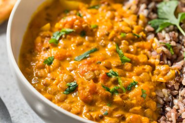 Hint ev yapımı hindistancevizi mercimek körisi ve pilav.