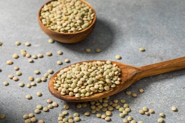 Kuru Çiğ Organik Yeşil Mercimek Pişirme Kaşığında