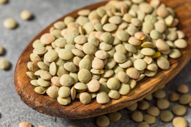 Kuru Çiğ Organik Yeşil Mercimek Pişirme Kaşığında