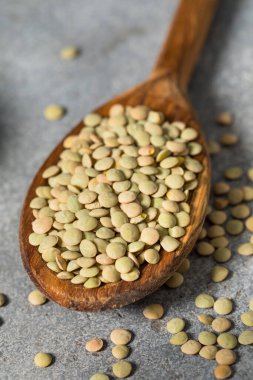 Kuru Çiğ Organik Yeşil Mercimek Pişirme Kaşığında