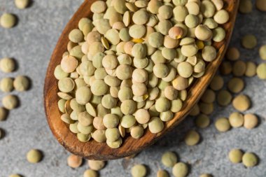 Kuru Çiğ Organik Yeşil Mercimek Pişirme Kaşığında