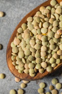 Kuru Çiğ Organik Yeşil Mercimek Pişirme Kaşığında