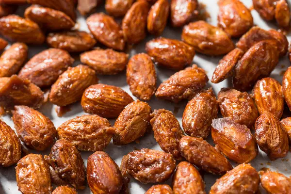 Ev yapımı karamelli tarçınlı badem yemeye hazır.