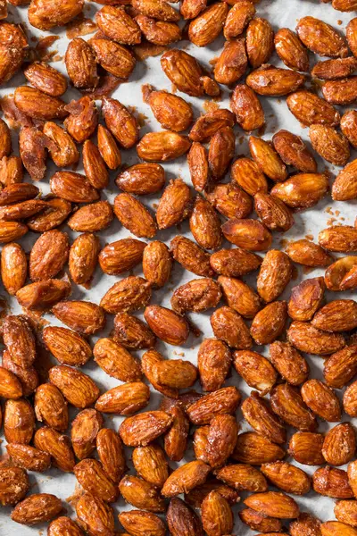 Ev yapımı karamelli tarçınlı badem yemeye hazır.