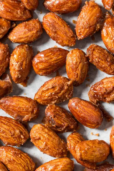 Ev yapımı karamelli tarçınlı badem yemeye hazır.