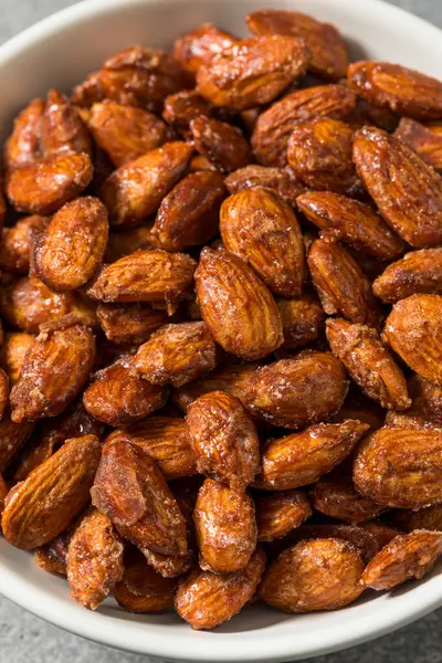 Ev yapımı karamelli tarçınlı badem yemeye hazır.