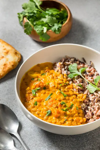 Hint ev yapımı hindistancevizi mercimek körisi ve pilav.