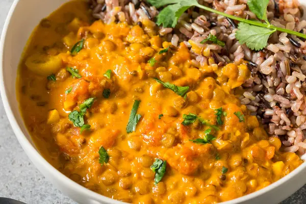 Hint ev yapımı hindistancevizi mercimek körisi ve pilav.