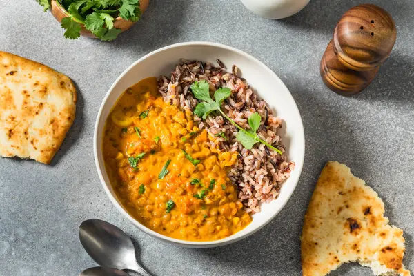 Hint ev yapımı hindistancevizi mercimek körisi ve pilav.