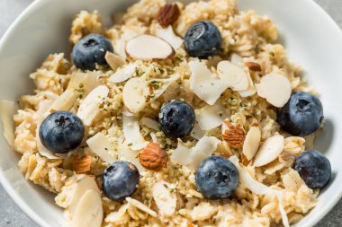 Hindistancevizli yabanmersinli ev yapımı yulaf ezmesi.