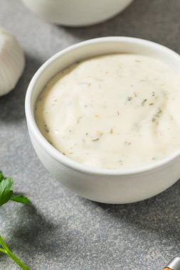 Sarımsak ve maydanozlu ev yapımı çiftlik salatası.