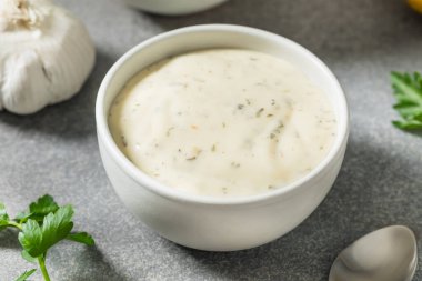 Sarımsak ve maydanozlu ev yapımı çiftlik salatası.