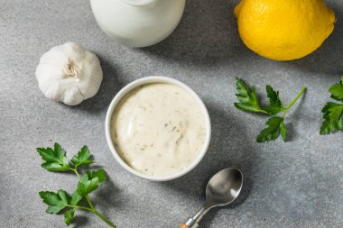 Sarımsak ve maydanozlu ev yapımı çiftlik salatası.