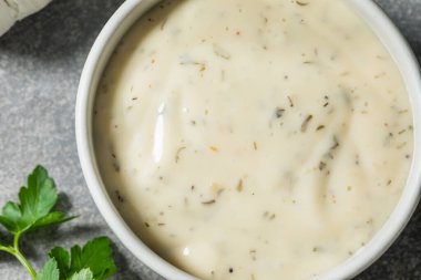 Sarımsak ve maydanozlu ev yapımı çiftlik salatası.