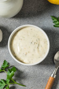 Sarımsak ve maydanozlu ev yapımı çiftlik salatası.