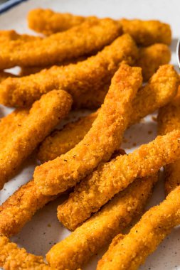 Kırmızı ketçaplı ev yapımı çıtır tavuk kızartması.