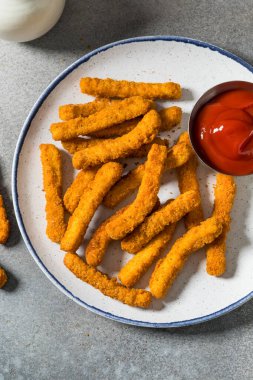 Kırmızı ketçaplı ev yapımı çıtır tavuk kızartması.