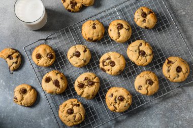 Ev yapımı Miso Çikolatalı Çerezler ve Deniz Tuzu