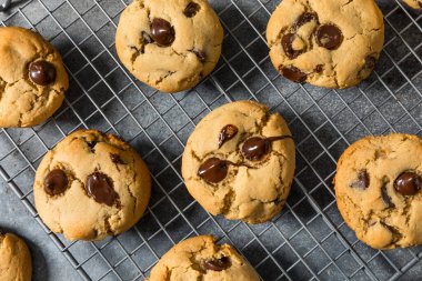 Ev yapımı Miso Çikolatalı Çerezler ve Deniz Tuzu