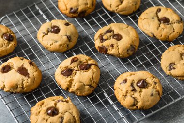 Ev yapımı Miso Çikolatalı Çerezler ve Deniz Tuzu