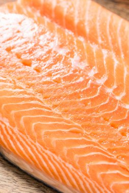 Çiğ Atlantik Somon Bifteği Pişirmeye Hazır